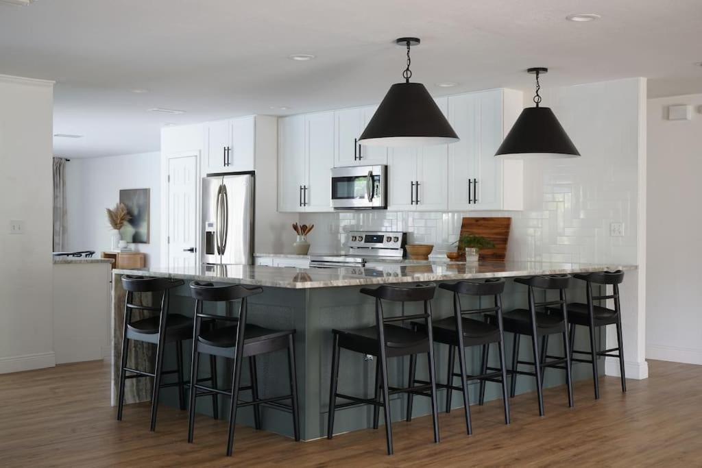 Remodeled 4br Pool / Golf View/near Beaches Holiday home